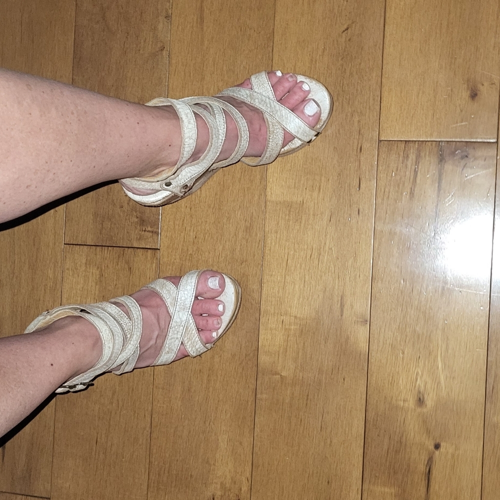 sandals - Picture 3 of 7